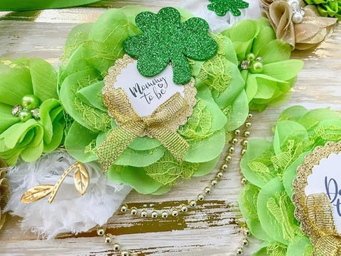 St. Patrick’s Day Mommy To Be Sash & Daddy To Be Pin – Irish Clover Baby Shower Decorations, Lucky Gender Reveal Party Accessories in Green & Gold