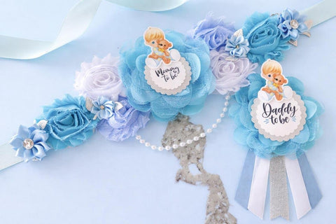 Blue Baby Shower Sash & Daddy To Be Pin Set – Mommy To Be Sash with Precious Moments Teddy Bear Design – Boy Baby Shower Decorations & Parents To Be Gift