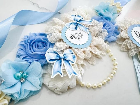 Blue Ribbon Mom to Be Sash & Daddy to Be Pin Set – Blue Baby Shower Decorations, Elegant Lace & Satin Ribbon Keepsake for Parents-to-Be, Gender Reveal Party Accessories
