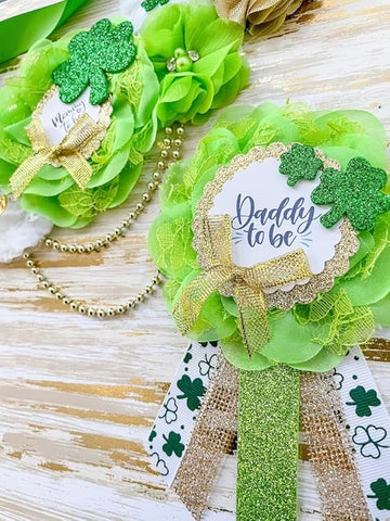 St. Patrick’s Day Mommy To Be Sash & Daddy To Be Pin – Irish Clover Baby Shower Decorations, Lucky Gender Reveal Party Accessories in Green & Gold