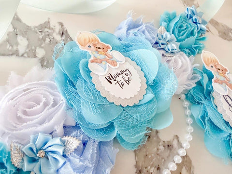 Blue Baby Shower Sash & Daddy To Be Pin Set – Mommy To Be Sash with Precious Moments Teddy Bear Design – Boy Baby Shower Decorations & Parents To Be Gift