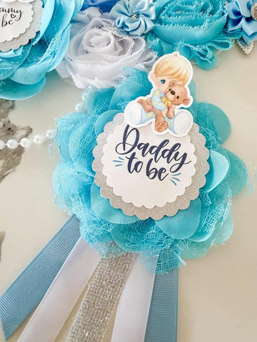 Blue Baby Shower Sash & Daddy To Be Pin Set – Mommy To Be Sash with Precious Moments Teddy Bear Design – Boy Baby Shower Decorations & Parents To Be Gift