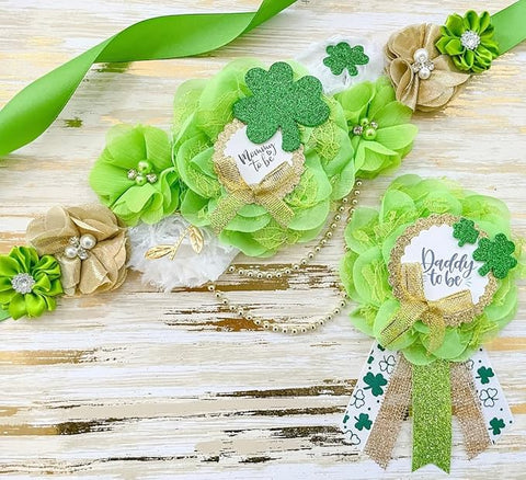 St. Patrick’s Day Mommy To Be Sash & Daddy To Be Pin – Irish Clover Baby Shower Decorations, Lucky Gender Reveal Party Accessories in Green & Gold