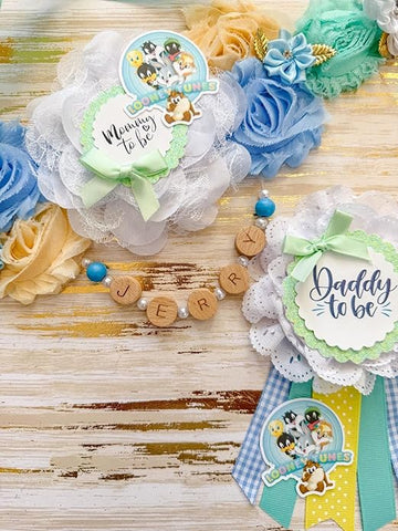 Looney Mom To Be Sash & Daddy To Be Pin – Blue & Mint Tunes Baby Boy Shower Decorations, Gender Reveal Party Accessories, Parents To Be Keepsake