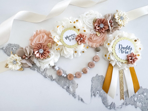 Elegant Mommy & Daddy to Be Sash and Badge Set – Neutral Floral Baby Shower Decorations with Gold Accents – Gender Reveal Party Accessories for Parents – Soft Blush Beige White Theme