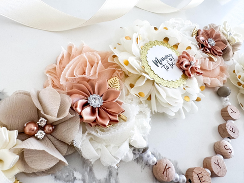 Elegant Mommy & Daddy to Be Sash and Badge Set – Neutral Floral Baby Shower Decorations with Gold Accents – Gender Reveal Party Accessories for Parents – Soft Blush Beige White Theme