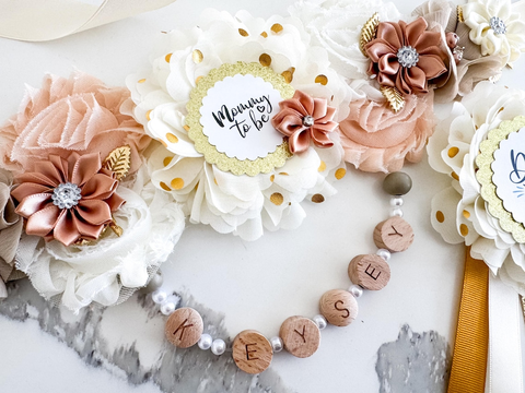 Elegant Mommy & Daddy to Be Sash and Badge Set – Neutral Floral Baby Shower Decorations with Gold Accents – Gender Reveal Party Accessories for Parents – Soft Blush Beige White Theme