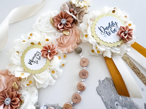 Elegant Mommy & Daddy to Be Sash and Badge Set – Neutral Floral Baby Shower Decorations with Gold Accents – Gender Reveal Party Accessories for Parents – Soft Blush Beige White Theme