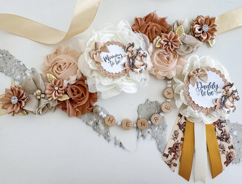 Rustic Western Mommy & Daddy to Be Badge Set – Cowboy Baby Shower Decorations with Horse Theme – Neutral Floral Ribbons with Gold Accents – Gender Reveal Party Keepsake for Parents
