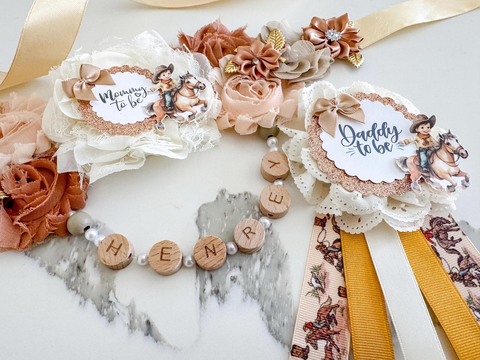Rustic Western Mommy & Daddy to Be Badge Set – Cowboy Baby Shower Decorations with Horse Theme – Neutral Floral Ribbons with Gold Accents – Gender Reveal Party Keepsake for Parents