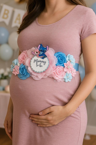 Lilo & Stitch Mommy & Daddy to Be Badge Set 🍼 – Pink & Blue Floral Baby Shower Decorations 💖💙 with Angel Wings 👼 – Gender Reveal Party Accessories – Cartoon Keepsake for Expecting Parents