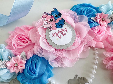 Lilo & Stitch Mommy & Daddy to Be Badge Set 🍼 – Pink & Blue Floral Baby Shower Decorations 💖💙 with Angel Wings 👼 – Gender Reveal Party Accessories – Cartoon Keepsake for Expecting Parents