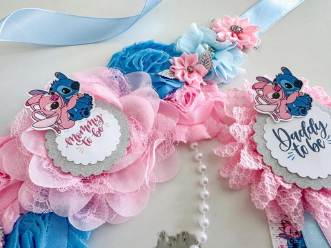Lilo & Stitch Mommy & Daddy to Be Badge Set 🍼 – Pink & Blue Floral Baby Shower Decorations 💖💙 with Angel Wings 👼 – Gender Reveal Party Accessories – Cartoon Keepsake for Expecting Parents