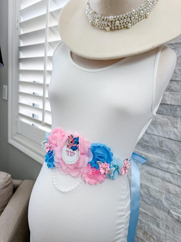 Lilo & Stitch Mommy & Daddy to Be Badge Set 🍼 – Pink & Blue Floral Baby Shower Decorations 💖💙 with Angel Wings 👼 – Gender Reveal Party Accessories – Cartoon Keepsake for Expecting Parents