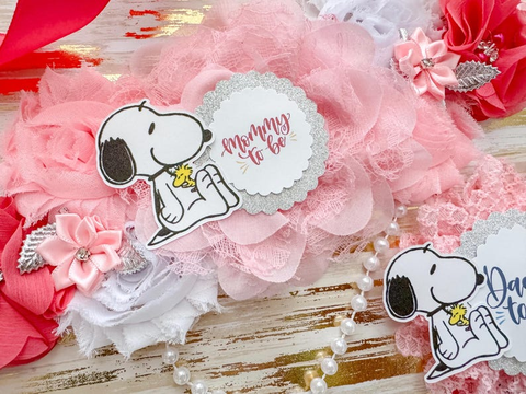 Snoopy Mommy & Daddy to Be Badge Set  – Pink Floral Baby Shower Decorations  with Cartoon Ribbon Accents  – Gender Reveal Party Accessories for Expecting Parents – Keepsake Corsage & Pin