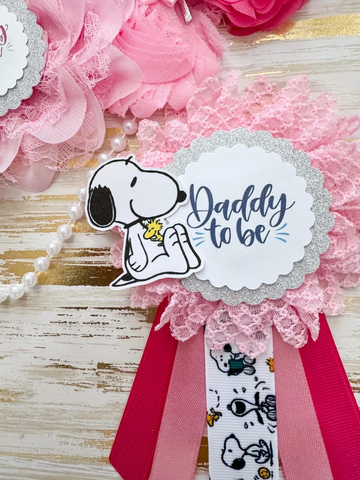 Snoopy Mommy & Daddy to Be Badge Set  – Pink Floral Baby Shower Decorations  with Cartoon Ribbon Accents  – Gender Reveal Party Accessories for Expecting Parents – Keepsake Corsage & Pin