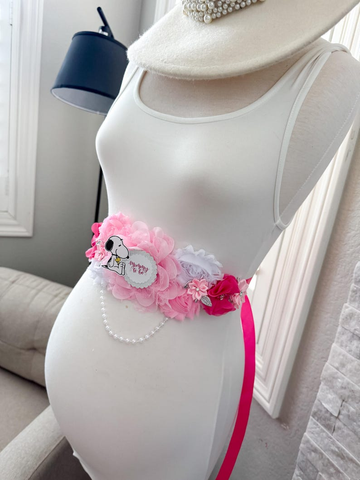 Snoopy Mommy & Daddy to Be Badge Set  – Pink Floral Baby Shower Decorations  with Cartoon Ribbon Accents  – Gender Reveal Party Accessories for Expecting Parents – Keepsake Corsage & Pin