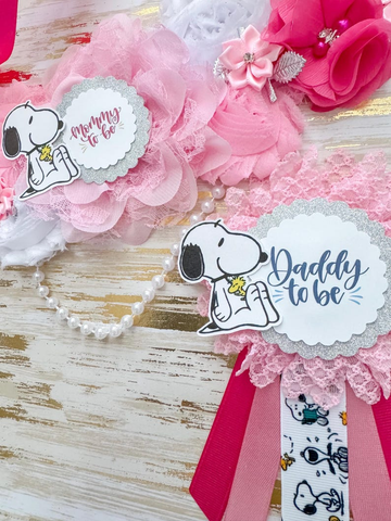 Snoopy Mommy & Daddy to Be Badge Set  – Pink Floral Baby Shower Decorations  with Cartoon Ribbon Accents  – Gender Reveal Party Accessories for Expecting Parents – Keepsake Corsage & Pin