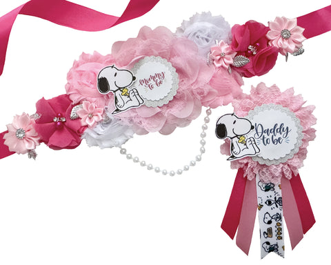 Snoopy Mommy & Daddy to Be Badge Set  – Pink Floral Baby Shower Decorations  with Cartoon Ribbon Accents  – Gender Reveal Party Accessories for Expecting Parents – Keepsake Corsage & Pin