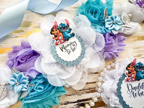 Lilo & Stitch Baby Shower Badge Set – Mommy & Daddy to Be Floral Sash & Pin with Cartoon Stitch & Angel Illustrations