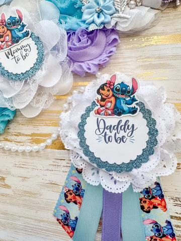 Lilo & Stitch Baby Shower Badge Set – Mommy & Daddy to Be Floral Sash & Pin with Cartoon Stitch & Angel Illustrations