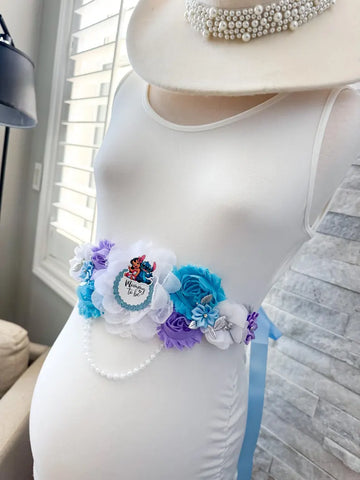 Lilo & Stitch Baby Shower Badge Set – Mommy & Daddy to Be Floral Sash & Pin with Cartoon Stitch & Angel Illustrations