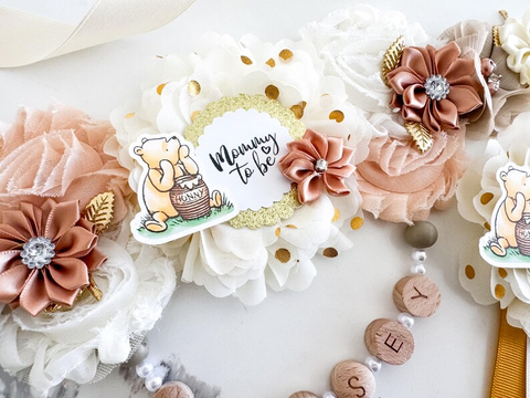 Winni The Pooh Teddy Bear Baby Shower Badge Set – Mommy & Daddy to Be Floral Pins with Gold Ribbons & Baby Bottle Illustrations
