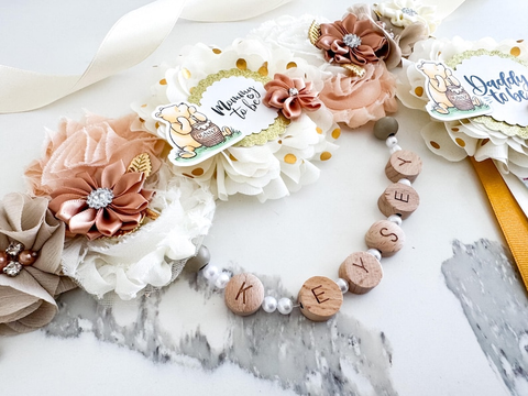 Winni The Pooh Teddy Bear Baby Shower Badge Set – Mommy & Daddy to Be Floral Pins with Gold Ribbons & Baby Bottle Illustrations